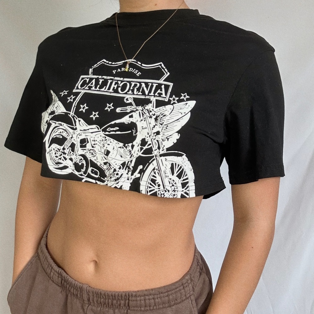 Black cropped t-shirt.